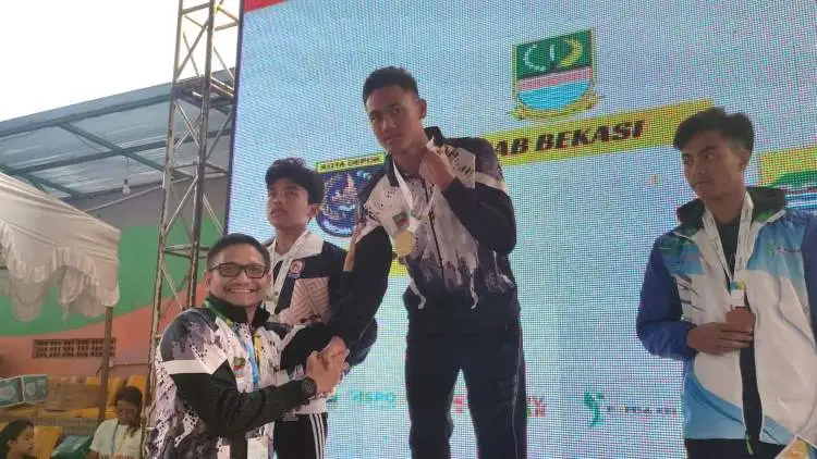 Siswa SMA Negeri (SMAN) 1 Cikarang Pusat Emirshah Aflach Fadhil menyabet empat medali emas bagi Kabupaten Bekasi di Popda XIII Jabar