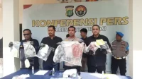 Driver taksi online yang ditemukan tewas di Kecamatan Serang Baru, Kabupaten Bekasi pada Senin (17/07) lalu dipastikan korban pembunuhan. Polisi melakukan gelar perkara dengan tersangka berinisial AS, Kamis (20/07).