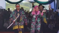 Pada event Fashion Show Batik Bekasi yang digelar di Central Park Meikarta, Kecamatan Cikarang Selatan, pada Jum’at (28/07) ini, Dinas Pemberdayaan masyarakat dan Desa (DPMD) Kabupaten Bekasi tampil dengan mengusung kreasi batik khas bumi swatantra wibawamukti yang diberinama Kidara alias ‘Kimono Dani Ramdan’. | Foto: Yubunks