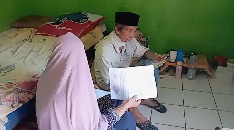 Ditemui di kediamannya, pasangan lansian di Tambun Selatan, Kabupaten Bekasi, Endang Sarip (78) bersama istrinya mengaku telah melaporkan peristiwa yang dialaminya ke pihak kepolisian. Endang berharap polisi dapat menangkap pelaku yang telah tega menguras uang tabungannya.