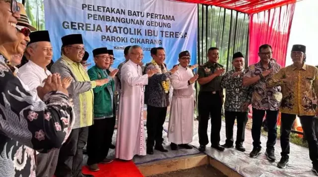 Peletakan batu pertama tanda dimulainya pembangunan Gereja Paroki Ibu Teresa Cikarang, Kamis (27/07).