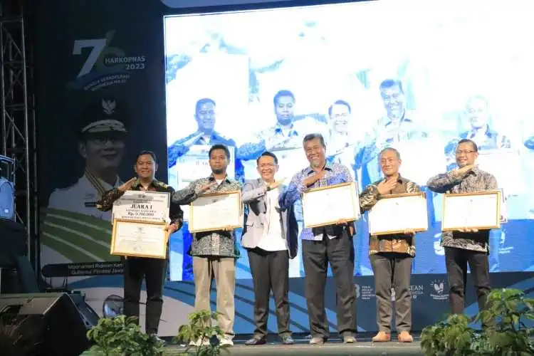 Penjabat Bupati Bekasi Dani Ramdan saat menghadiri penghargaan Koperasi Makin Berani Award yang menjadi rangkaian acara Hari Koperasi Nasional (Harkopnas) ke-76 Tingkat Jawa Barat di Central Park Meikarta, Cikarang Selatan, Kamis (27/07) malam.