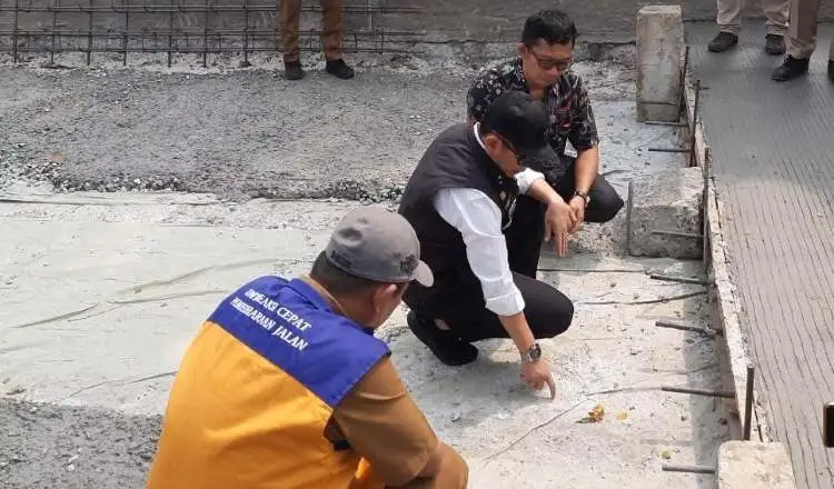 Penjabat Bupati Bekasi Dani Ramdan mengingatkan kontraktor atau pelaksana kegiatan untuk melakukan rekonstruksi hingga peningkatan struktur jalan di Kabupaten Bekasi sesuai spesifikasi.