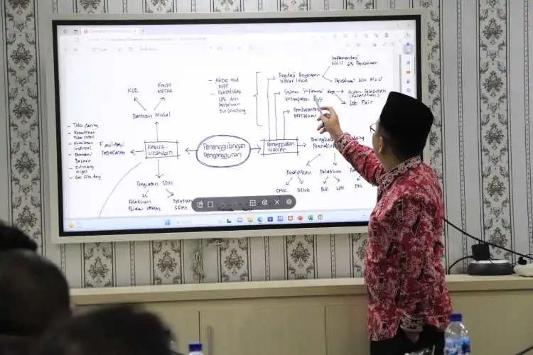 Penjabat Bupati Bekasi Dani Ramdan saat memimpin rapat Tim Koordinasi Percepatan Penanggulangan Pengangguran Daerah (TKP3D) di Ruang Rapat Kerja Bupati, Komplek Pekantoran Pemerintah Kabupaten Bekasi, Jum’at (07/07) pagi.