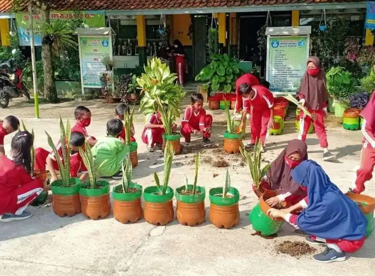 SDN Kertajaya 01 yang terletak Kecamatan Pebayuran, Kabupaten Bekasi sejak dini membangun kecintaan anak terhadap lingkungan. Tak hanya diajarkan cinta lingkungan, siswa juga diajak untuk bercocok tanam hingga ‘menyulap’ pekarangan di sisi sekolah menjadi taman.