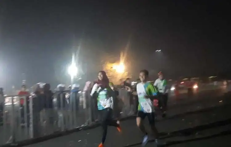 Peraih tiga medali emas ajang Porprov Jawa Barat 2022 dari Cabor atletik Anjasari Dewi saat mengikuti Cikarang Night Run 5K. Event ini digelar dalam rangka Hari Jadi Kabupaten Bekasi ke-73 dan HUT Kemerdekaan RI ke-78 di Central Park Meikarta.