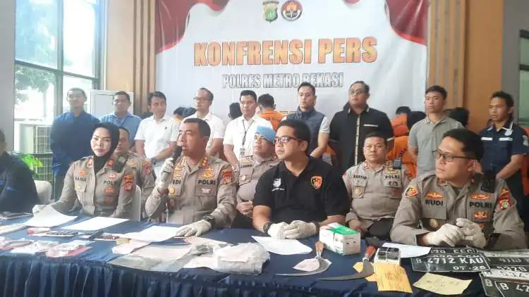 Kapolres Metro Bekasi Kombes Pol Twedy Aditya Bennyahdi, saat gelar perkara kasus 3C yang berhasil diungkap jajajarannya sepanjang Agustus 2023 di Kabupaten Bekasi, Kamis (31/08).