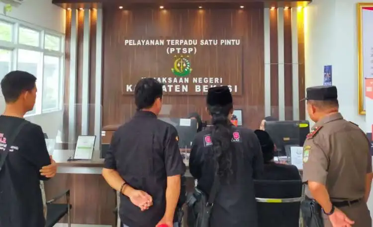 ejaksaan Negeri Kabupaten Bekasi menerima laporan sejumlah elemen masyarakat atas kasus dugaan tindak pidana korupsi. Kali ini laporan yang masuk, yakni adanya dugaan penerimaan gratifikasi dari pihak kontraktor kepada oknum anggota DPRD setempat.