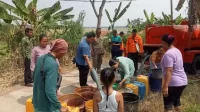 Pendistribusian air bersih oleh BPBD Kabupaten Bekasi ke sejumlah warga di yang mengalami kesulitan air bersih akibat kemarau di wilayah Kecamatan Bojongmangu.