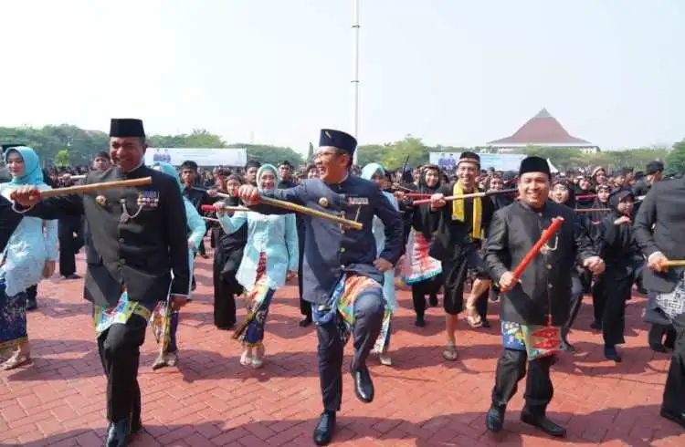 Jajaran Forkopimda Kabupaten Bekasi kompak menari ujungan pada momen peringatan Hari Jadi Kabupaten Bekasi ke-73 | Foto: Yubunx