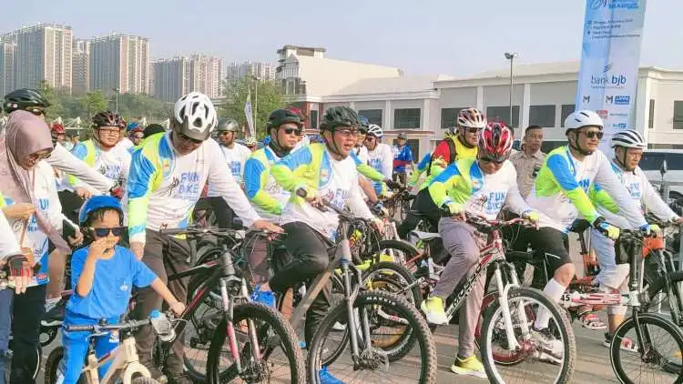 Ribuan warga dari berbagai wilayah dan komunitas di Cikarang, Kabupaten Bekasi memadati area Central Park Meikarta mengikuti acara fun bike atau gowes bareng Pj Bupati Bekasi Dani Ramdan, Minggu (20/08).