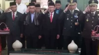 Jajaran Forkopimda Kabupaten Bekasi, Sekretaris Daerah Kabupaten Bekasi, Asisten Daerah, Kepala Perangkat Daerah, dan ASN di lingkungan Pemerintah Kabupaten Bekasi, Tokoh Agama dan Tokoh Masyarakat, serta keluarga besar K.H. Noer Ali saat mengikuti prosesi upacara tabur bunga di Makam Pahlawan KH Noer Ali, di Kelurahan Bahagia, Kecamatan Babelan, Rabu (16/08).