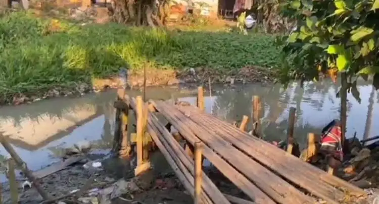 Seorang remaja hilang diduga tenggelam terbawa arus Kali Kumejing, Desa Sukakarya, Kabupaten Bekasi, Kamis (03/08) pagi.