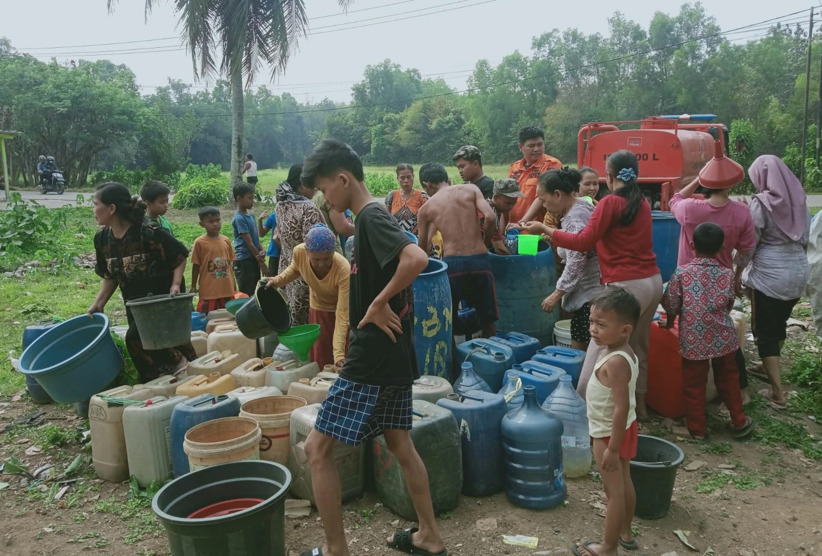 Pemerintah Kabupaten Bekasi menetapkan status Tanggap Darurat Bencana Kekeringan menyusul meluasnya wilayah terdampak krisis air bersih sekaligus upaya percepatan penanganan bantuan secara lebih masif.