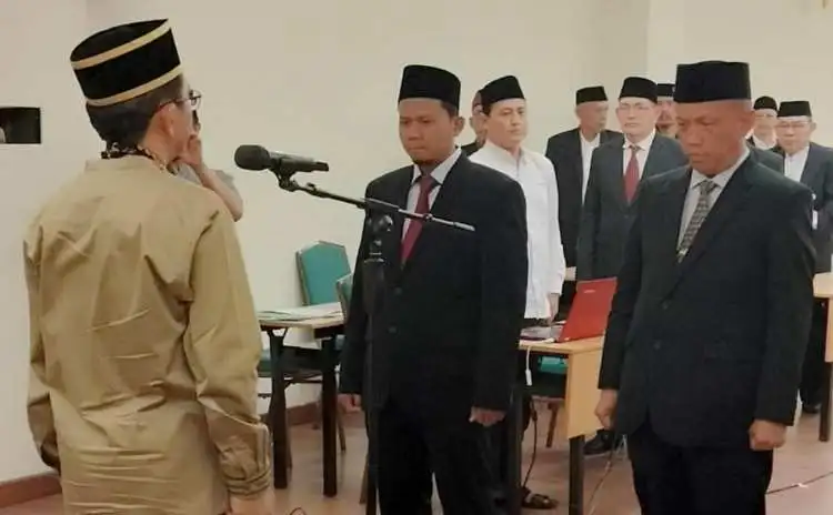 Mantan Rektor UIN Sunan Gunung Djati Bandung Profesor Mahmud (kanan) dilantik Pj Bupati Bekasi Dani Ramdan sebagai Ketua Forum Kerukunan Umat Beragama (FKUB) Kabupaten Bekasi