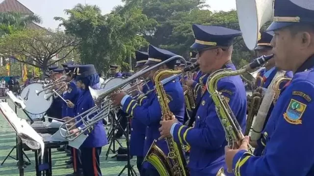 Penampilan Korps Musik Kabupaten Bekasi pada puncak peringatan Hari Jadi Kabupaten Bekasi ke-73