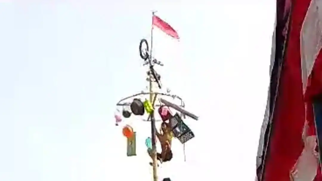 screenshot video detik-detik seorang peserta panjat pinang jatuh pada lomba perayaan HUT Kemerdekaan RI ke-78 di Desa Sriamur, Kecamatan Tambun Utara, Kabupaten Bekasi.