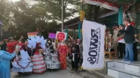 Simbol kerukunan dan gotorng royong, Ratusan warga di RW08 Desa Telaga Murni, Cikarang Barat Kabupaten Bekasi mengikuti karnaval baju adat nusantara HUT RI ke-78