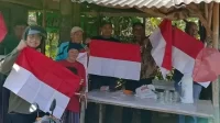 Pembagian bendera Merah Putih untuk masyarakat Kabupaten Bekasi.