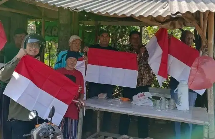 Pembagian bendera Merah Putih untuk masyarakat Kabupaten Bekasi.
