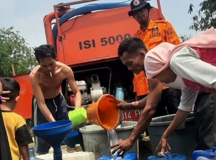 Krisis air bersih di Kabupaten Bekasi meluas. Data BPBD terdapat 21 desa di 8 kecamatan yang membutuhkan air bersih akibat kemarau tahun ini