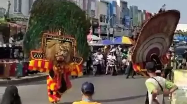 Kesenian tradisional reog ponorogo dari paguyuban Singo Manggolo Kridho Cikarang menyemarakkan Kirab Merah Putih yang digelar dalam rangka peringatan HUT Kemerdekaan RI ke-78 di RW 07 Desa Jayamukti, Kecamatan Cikarang Pusat, Kabupaten Bekasi, Minggu (20/08)