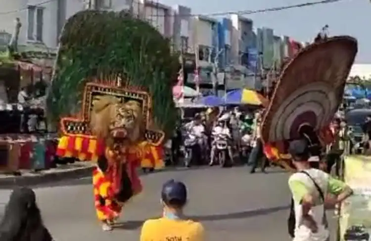 Kesenian tradisional reog ponorogo dari paguyuban Singo Manggolo Kridho Cikarang menyemarakkan Kirab Merah Putih yang digelar dalam rangka peringatan HUT Kemerdekaan RI ke-78 di RW 07 Desa Jayamukti, Kecamatan Cikarang Pusat, Kabupaten Bekasi, Minggu (20/08)