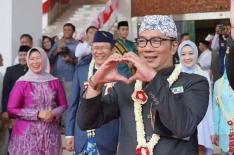 Gubernur Jawa Barat Ridwan Kamil tiba untuk menghadiri rapat paripurna dalam rangka tasyakuran Hari Jadi Kabupaten Bekasi ke-73 di Ruang Sidang Paripurna DPRD Kabupaten Bekasi, Selasa (15/08) | Foto: Yubunx