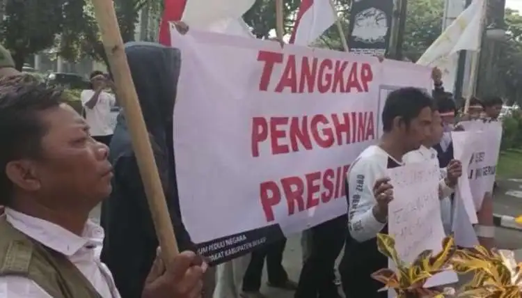Sekelompok massa di Cikarang, Kabupaten Bekasi yang menamakan diri Gabungan Masyarakat Peduli Negara (GMPN) mendukung langkah Polisi Republik Indonesia (Polri) mengusut kasus dugaan penghinaan terhadap presiden Jokowi yang dilakukan pengamat politik RG, Kamis (03/08).
