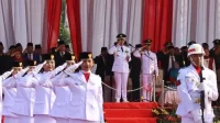 Pj Bupati Bekasi Dani Ramdan saat memimpin upacara HUT Kemerdekaan RI ke-78 tingkat Kabupaten Bekasi, Kamis, (17/08).