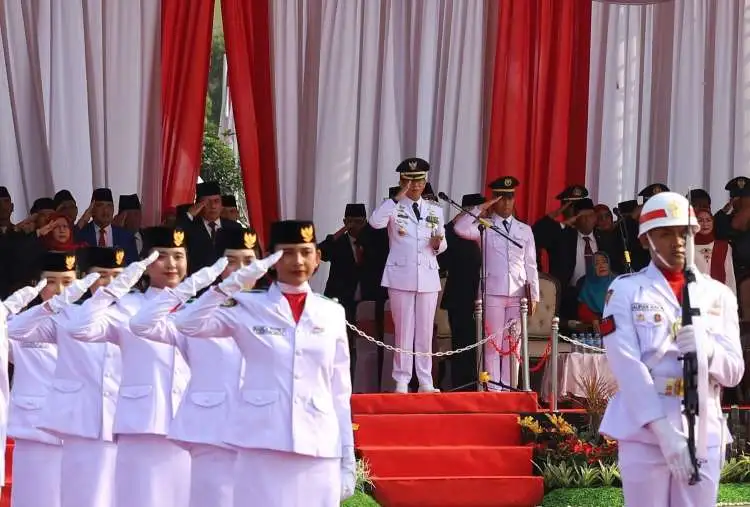 Pj Bupati Bekasi Dani Ramdan saat memimpin upacara HUT Kemerdekaan RI ke-78 tingkat Kabupaten Bekasi, Kamis, (17/08).