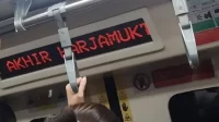 Penumpang LRT Jabodebek dari Stasiun Dukuh Atas ke Jatimulya was-was salah naik kereta lantaran voice over dan papan informasi rute LRT didalam gerbong keliru menyebut serta menampilkan jurusan, Kamis (31/08) petang.