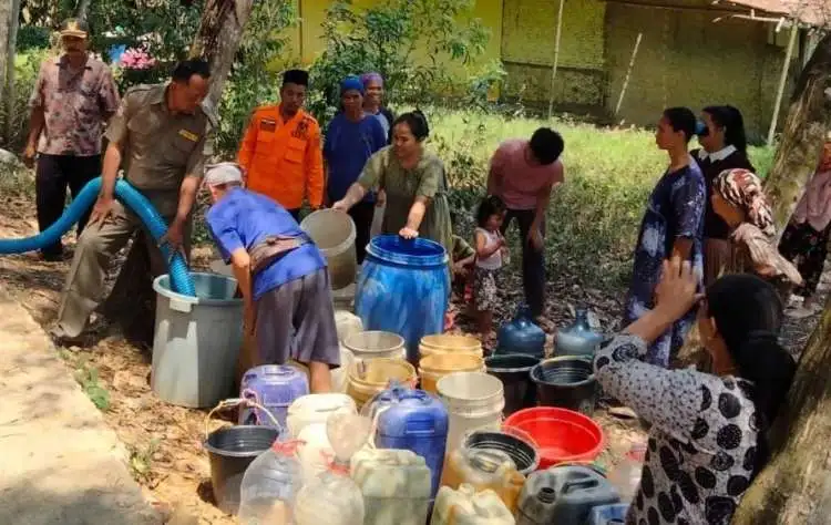 Pendistribusian air bersih di Kampung Korod, Desa Karang Indah, Kecamatan Bojongmangu, Kabupaten Bekasi.