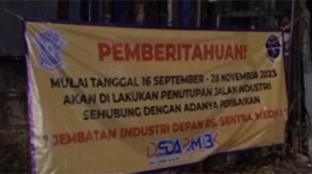Selama Jalan Industri Pasir Gombong ditutup kendaraan dialihkan ke Kawasan Jurong sampai dengan traffic light perempatan Polres Metro Bekasi