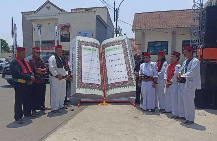 Replika Al-Quran yang merupakan sumbangan dari kafilah Kecamatan Tambun Utara itu dipajang sejak opening ceremony MTQ Kabupaten Bekasi yang dibuka pada Senin, 4 September 2023 lalu.