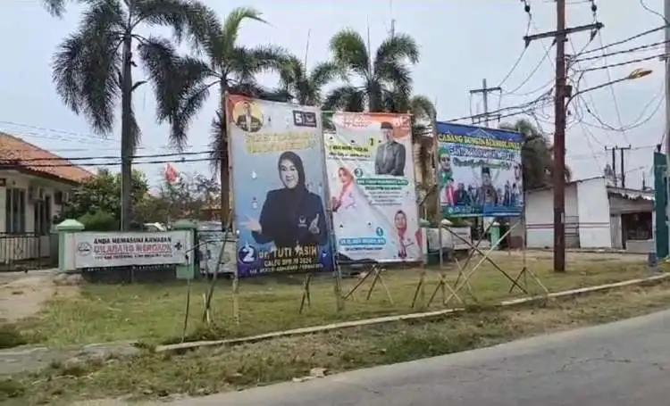 Bawaslu Kabupaten Bekasi mendorong Satpol PP untuk menertibkan alat peraga para bakal Calon Legislatif (Caleg) parpol peserta Pemilu 2024