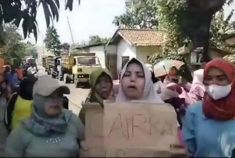 Sekelompok emak-emak di Desa Burangkeng, Kecamatan Setu, Kabupaten Bekasi melakukan aksi blokir jalan. Seluruh jalan menuju tempat pembuangan akhir sampah Burangkeng ditutup dengan kayu, bambu, bahkan kursi.