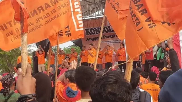 Konsolidasi Akbar Partai Buruh se-Provinsi Jawa Barat yang diselenggarakan di Stadion Mini Cikarang, Kabupaten Bekasi, Sabtu (23/09) siang.