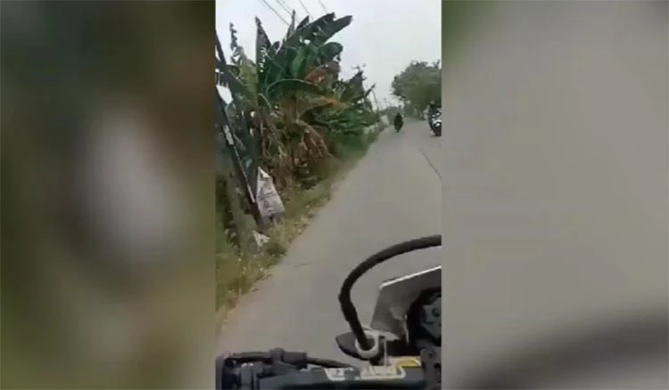 Aksi kejar-kejaran antara maling motor dengan warga viral di media sosial, Jum'at (22/09). Peristiwa ini terjadi di Jalan Raya Cabangbungin menuju Sukawangi.