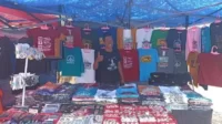 Mamun (40) memanfaatkan momen keramaian pengunjung panggung utama MTQ Kabupaten Bekasi dengan cara berjualan souvenir hingga pernak-pernik MTQ