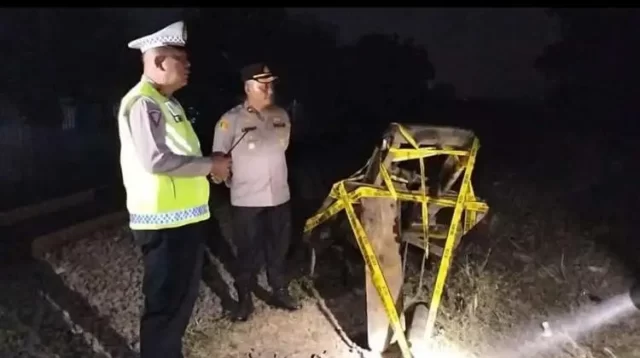 Sebuah kendaraan jenis forklift tertabrak kereta di Jalan Tanjung Baru, Desa Tanjung Baru, Kecamatan Cikarang Timur, Jum'at (29/09) petang. Akibat kerasnya benturan, badan forklift terbelah menjadi tiga bagian.