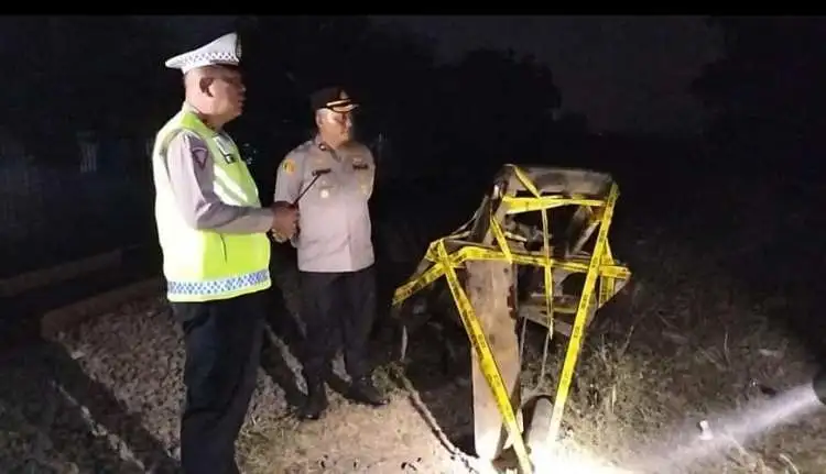 Sebuah kendaraan jenis forklift tertabrak kereta di Jalan Tanjung Baru, Desa Tanjung Baru, Kecamatan Cikarang Timur, Jum'at (29/09) petang. Akibat kerasnya benturan, badan forklift terbelah menjadi tiga bagian.