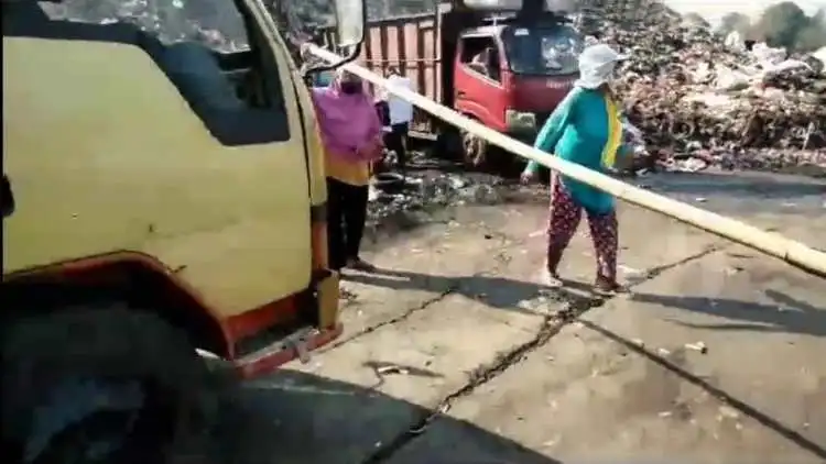 Sekelompok emak-emak di Desa Burangkeng, Kecamatan Setu, Kabupaten Bekasi melakukan aksi blokir jalan, Senin (25/09) lalu. Seluruh jalan menuju tempat pembuangan akhir sampah Burangkeng ditutup dengan kayu, bambu, bahkan kursi.