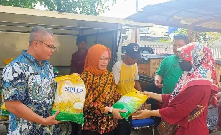 Pemerintah Kabupaten Bekasi bekerjasama dengan Bulog menyiapkan 37,5 ton beras untuk operasi pasar di 15 Kecamatan.