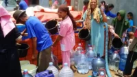 Badan Penanggulangan Bencana Daerah (BPBD) Kabupaten Bekasi mendistribusikan air bersih bagi warga yang terdampak kekeringan pada musim kemarau di Kecamatan Pebayuran.