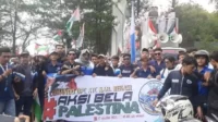 Puluhan anggota XTC Cikarang melakukan aksi bela Palestina di depan Komplek Perkantoran Pemerintah Kabupaten Bekasi, Jum’at (27/10). Mereka bergabung bersama ratusan warga lainnya menyuarakan agar Palestina terbebas dari penindasan zionis Israel.
