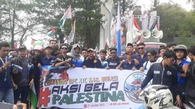 Puluhan anggota XTC Cikarang melakukan aksi bela Palestina di depan Komplek Perkantoran Pemerintah Kabupaten Bekasi, Jum’at (27/10). Mereka bergabung bersama ratusan warga lainnya menyuarakan agar Palestina terbebas dari penindasan zionis Israel.