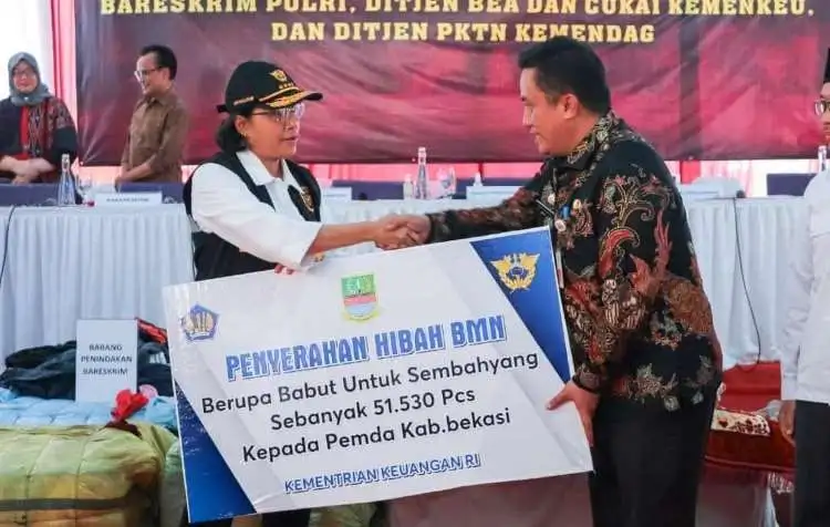 Pemerintah Kabupaten Bekasi berencana untuk menyalurkan 51.530 sajadah hasil sitaan Bea Cukai ke masjid dan pondok pesantren di wilayahnya.