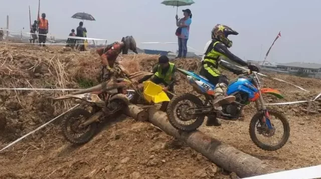 Terjebak di obstacle: Bekasi Trail Army Enduro (Betmen) menjadi event enduro race pertama yang digelar di Cikarang, Kabupaten Bekasi dalam rangka HUT TNI ke-78. Event yang diselenggarakan Kodim 0509/Kabupaten Bekasi bekerjasama Ikatan Motor Indonesia (IMI) mulai tanggal 14-15 Oktober 2023 ini berhasil menyedot ratusan peserta.