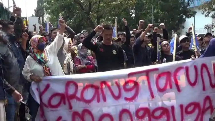 uluhan massa dari Karang Taruna Desa Karangbaru, Kecamatan Cikarang Utara menggeruduk pabrik roti yang berdiri di wilayahnya, Rabu (11/10). Mereka mendesak agar pihak pabrik lebih banyak menyerap warga sekitar sebagai pekerjanya.